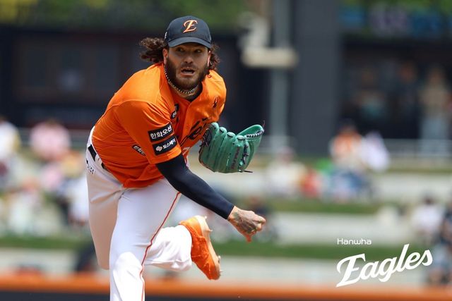 한화 폰세(사진)는 18경기 11승(무패)으로 전반기를 마무리했다. 그는 전반기 10승 이상하며 무패를 기록했던 김시진과 선동열, 헥터처럼 우승 트로피를 들어 올릴 수 있을까. 사진제공｜한화이글스