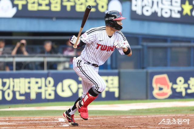 LG 박해민은 9일 잠실 키움전에서 4타수3안타2타점2도루의 활약을 펼치며 팀의 12-6 승리를 이끌었다. 앞선 4경기의 무안타 침묵을 깨고 올 시즌 3번째 3안타 경기로 팀의 3연승을 이끌었다. 2회말 첫 타석서 안타를 쳐내고 있다. 사진제공｜LG 트윈스