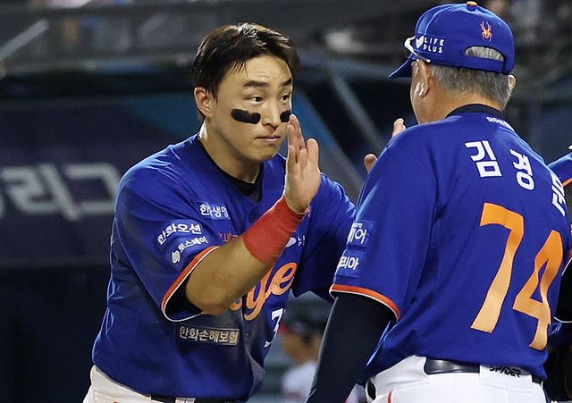 한화 손아섭(왼쪽)이 10일 잠실구장에서 열린 LG전을 5-4 승리로 마친 뒤 김경문 감독과 하이파이브를 하고 있다. 손아섭은 이날 7회초 공격에서 결정적인 득점을 올리며 팀 승리를 도왔다. 잠실｜뉴시스