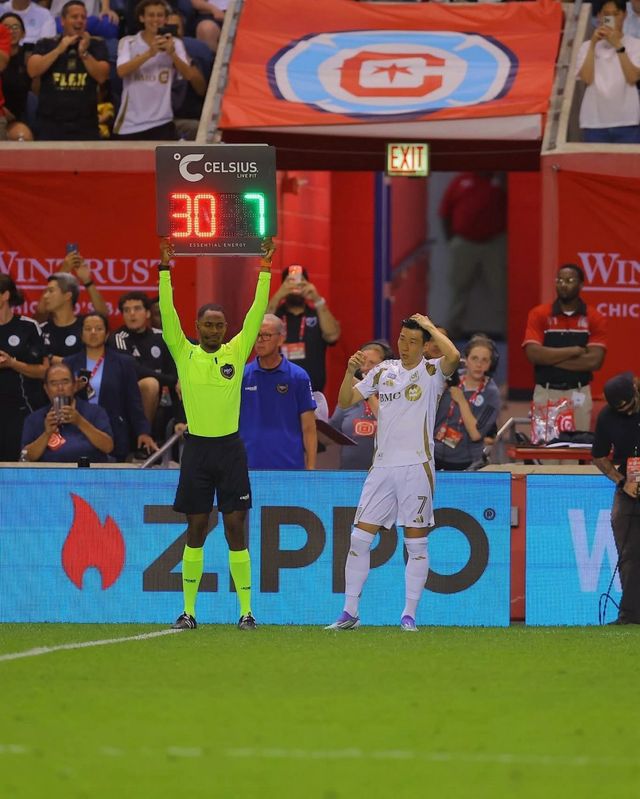 LAFC 손흥민(7번)이 10일 시트긱 스타디움에서 열린 시카고 파이어와 미국 MLS 원정경기 후반 16분 교체 출전을 준비하자 원정팬들은 물론 시카고 팬들까지 기립박수를 치며 영웅을 반겼다. 사진출처｜LAFC 페이스북