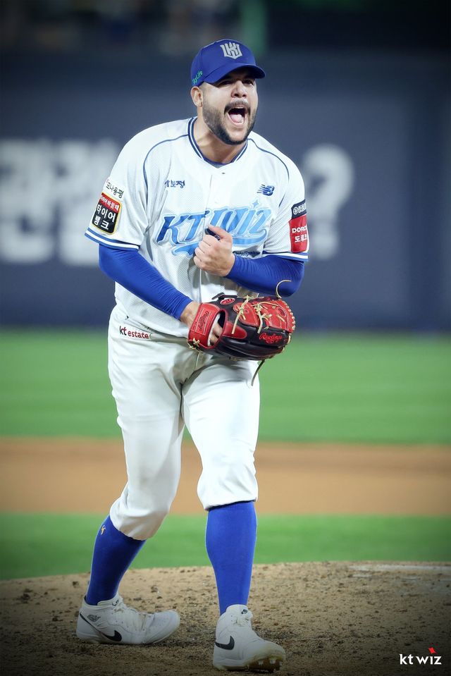 KT 외국인투수 엔마누엘 데 헤이수스가 9일 수원KT위즈파크에서 열린 삼성전에 선발등판해 투구 도중 포효하고 있다. 사진제공｜KT 위즈