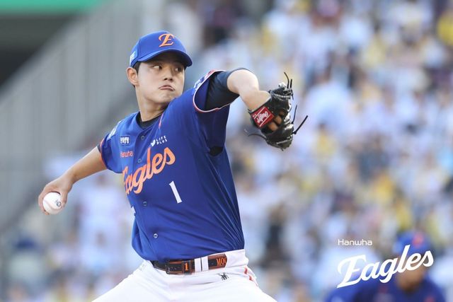 한화 문동주가 10일 잠실구장에서 열린 LG전에 선발등판해 힘차게 공을 던지고 있다. 문동주는 이날 6이닝 5탈삼진 2실점 호투로 팀의 5-4 승리를 이끌었다. 시즌 9승(3패)째도 기록하며 두 자릿수 승리에 단 1승만을 남겨놓았다. 사진제공｜한화 이글스