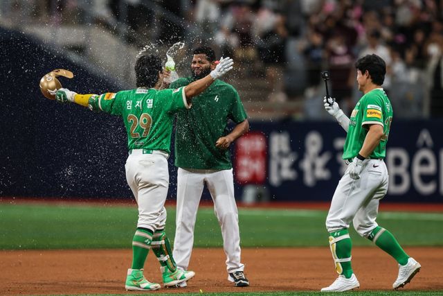 키움 임지열(왼쪽 첫 번째)은 10일 고척 두산과 홈경기에서 2번타자 좌익수로 선발출전했다. 최근의 타격 부진을 이겨내며 끝내기 안타로 팀의 2연패 탈출을 이끌었다. 사진제공｜키움 히어로즈