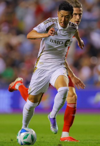 LAFC 손흥민(앞)이 10일(한국시간) 미국 일리노이주 브리지뷰의 시트긱스타디움에서 열린 시카고 파이어와 2025 MLS 27라운드 원정경기에서 데뷔전을 치렀다. 그는 후반 16분 데이비드 마르티네스 대신 투입된 뒤, 16분 뒤 PK를 얻어내며 팀의 동점골에 기여했다. LAFC는 2-2로 비겼다. 사진출처│LAFC 인스타그램