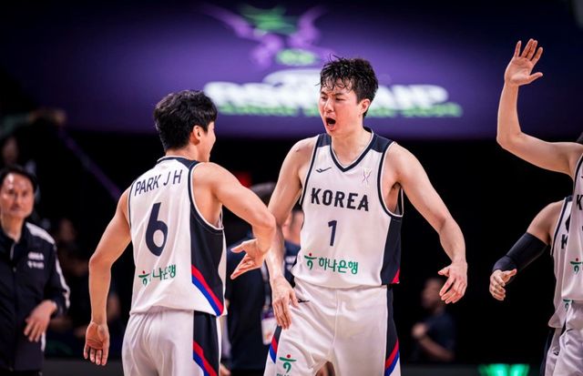 남자농구국가대표팀 이현중(오른쪽)이 11일(한국시간) 레바논과 ‘2025 FIBA 아시아컵’ A조 조별리그 3차전에서 3점슛 7개를 포함해 28점을 올리며 97-86 승리를 이끌었다. 이현중이 박지훈과 함께 기쁨을 나누고 있다. 사진제공ㅣFIBA