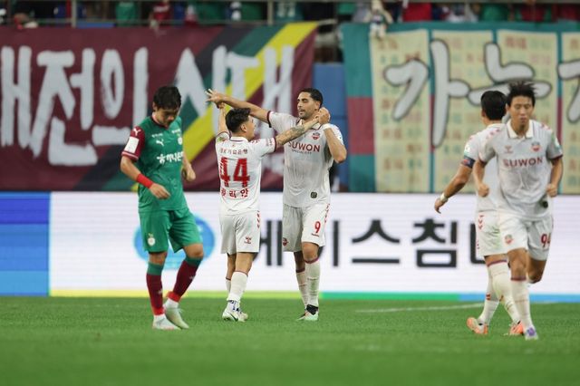 수원FC 싸박과 윌리안이 10일 대전월드컵경기장에서 열린 대전하나시티즌과 K리그1 원정경기에서 전반 추가시간 동점골을 합작한 뒤 서로를 격려하고 있다. 사진제공｜한국프로축구연맹