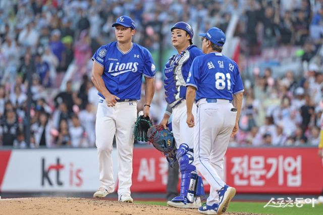삼성 최원태(왼쪽)가 10일 수원KT위즈파크에서 열린 KT와 원정경기에 선발등판해 부진하자 최일언 투수코치(81번)과 포수 김재성이 마운드에 방문해 대화를 나누고 있다. 사진제공｜삼성 라이온즈