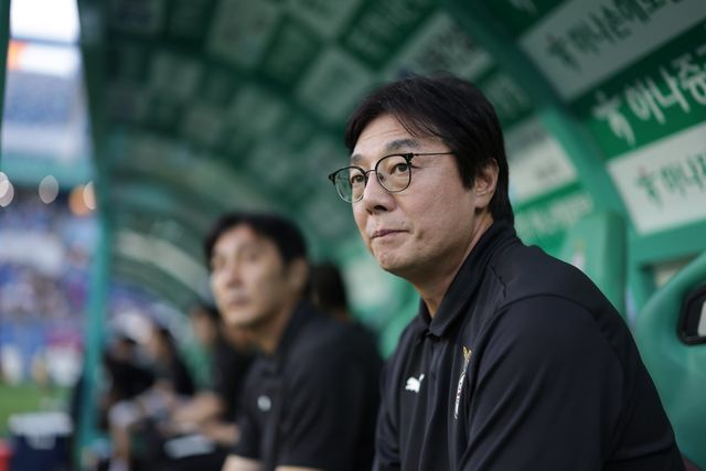 대전하나시티즌 황선홍 감독이 10일 대전월드컵경기장에서 열린 수원FC와 K리그1 홈경기에 앞서 그라운드를 응시하고 있다. 사진제공｜한국프로축구연맹