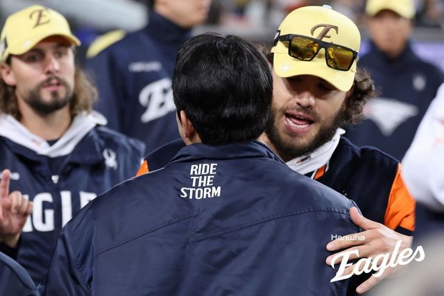 한화 문동주(앞)와 코디 폰세(오른쪽). 사진제공｜한화 이글스