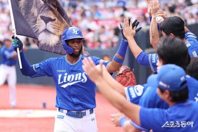 삼성 외국인타자 르윈 디아즈가 9일 수원KT위즈파크에서 열린 KT전 2회초 우월 솔로홈런을 친 뒤 사자가 새겨진 깃발을 들고 동료들과 기쁨을 나누고 있다. 사진제공｜삼성 라이온즈