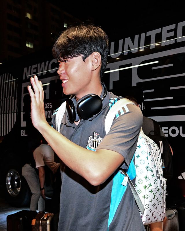 뉴캐슬 에디 하우 감독은 박승수(사진)에게 “프리시즌 동안 가장 돋보인 선수”라며 엄지를 치켜세웠다. 2025~2026시즌 그가 임대를 떠나지 않고 팀에 남아 주전경쟁을 할 가능성도 커지고 있다. 사진출처｜뉴캐슬 페이스북