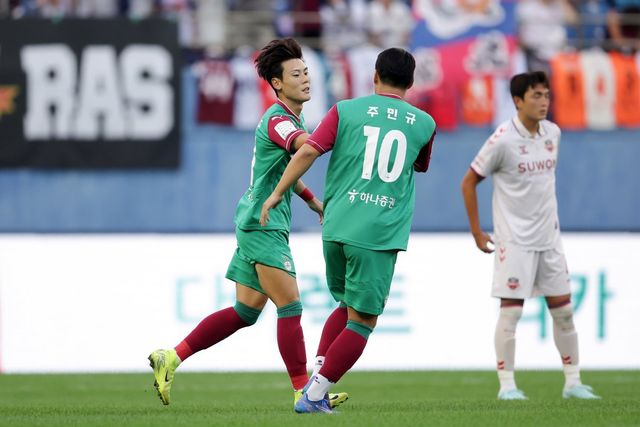 대전하나시티즌 최건주(왼쪽)가 10일 대전월드컵경기장에서 열린 수원FC와 K리그1 홈경기에서 전반 56초 만에 선제골을 성공시키자 주민규가 축하해주고 있다. 사진제공｜한국프로축구연맹