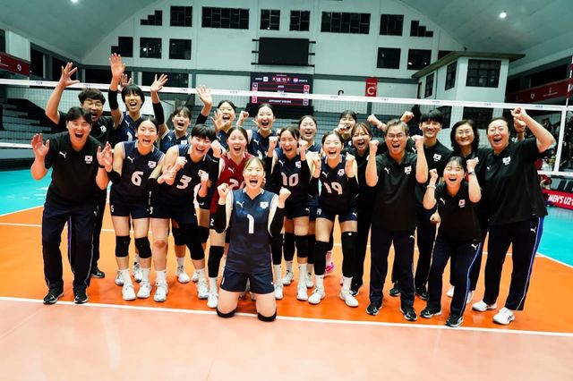 U-21 여자배구대표팀 선수단과 코칭스태프가 9일(한국시간) 인도네시아 수라바야에서 열린 크로아티아와 FIVB U-21 세계선수권대회 조별리그 B조 3차전에서 세트스코어 3-2 승리를 거둔 뒤 기뻐하고 있다. 사진출처｜FIVB