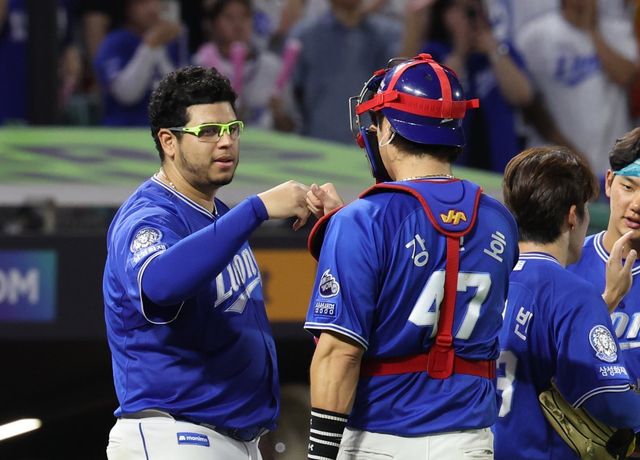 삼성 후라도(왼쪽)가 7일 인천 SSG전에서 8이닝 1실점 호투로 3년 연속 10승에 성공한 뒤 포수 강민호와 하이파이브를 하고 있다. 뉴시스