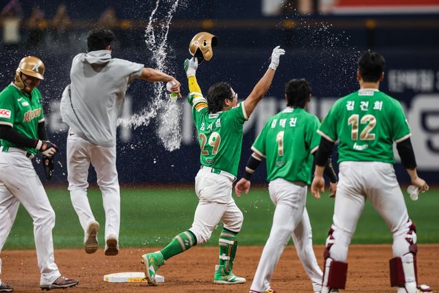 키움 임지열(가운데)은 10일 고척 두산과 홈경기에서 2번타자 좌익수로 선발출전했다. 최근의 타격 부진을 이겨내며 끝내기 안타로 팀의 2연패 탈출을 이끌었다. 사진제공｜키움 히어로즈
