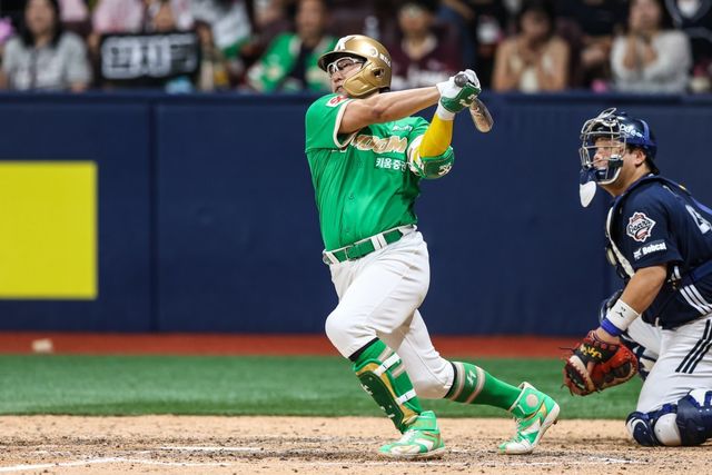 키움 임지열(왼쪽)은 10일 고척 두산과 홈경기에서 2번타자 좌익수로 선발출전했다. 최근의 타격 부진을 이겨내며 끝내기 안타로 팀의 2연패 탈출을 이끌었다. 사진제공｜키움 히어로즈