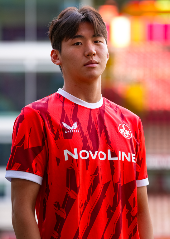 카이저슬라우테른 김지수는 10일(한국시간) 독일 프리츠발터슈타디온에서 열린 샬케04와 2025~2026시즌 분데스리가2 2라운드 홈경기에 선발출전해 풀타임을 소화하며 팀의 1-0 승리에 앞장섰다. 올 시즌 브렌트퍼드에서 카이저슬라우테른으로 임대이적한 그는 첫 선발경기에서 좋은 활약을 펼쳤다. 사진출처│김지수 인스타그램