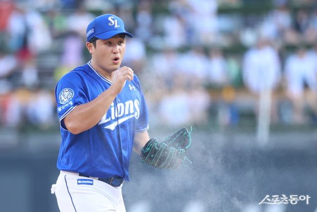삼성 최원태가 10일 수원KT위즈파크에서 열린 KT와 원정경기에 선발등판해 투구 도중 손에 묻힌 송진 가루를 불고 있다. 사진제공｜삼성 라이온즈