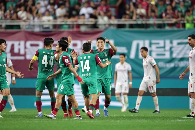 대전하나시티즌 주민규(오른쪽)가 10일 대전월드컵경기장에서 열린 수원FC와 K리그1 홈경기에서 8경기 만에 침묵을 깨고 득점하자 동료들이 축하하고 있다. 사진제공｜한국프로축구연맹