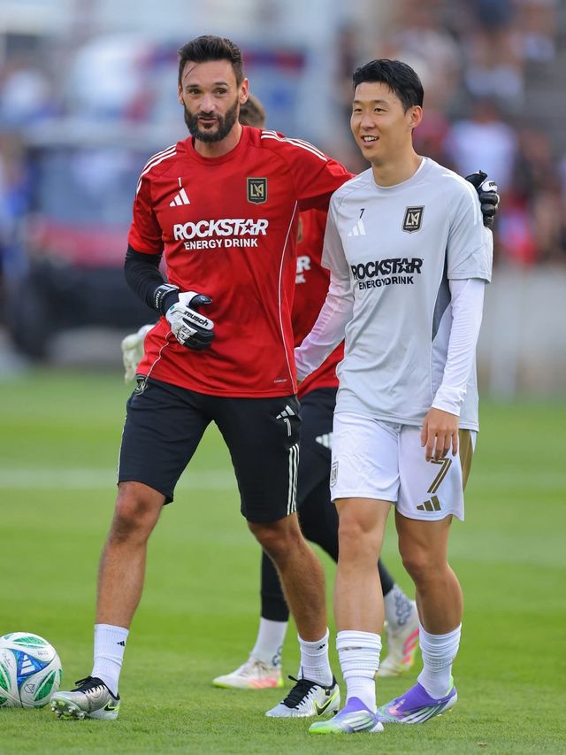 LAFC 손흥민(오른쪽)과 프랑스 베테랑 골키퍼 위고 요리스가 10일 시트긱 스타디움에서 열린 시카고와 미국 MLS 원정경기에 앞서 잔디를 밟아보고 있다. 둘은 토트넘에서 숱한 추억을 쌓았다. 사진출처｜LAFC 페이스북