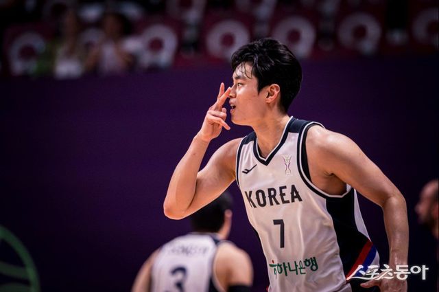 남자농구국가대표팀 유기상이 11일(한국시간) 레바논과 ‘2025 FIBA 아시아컵’ A조 조별리그 3차전에서 3점슛을 성공한 뒤 기뻐하고 있다. 사진제공ㅣFIBA