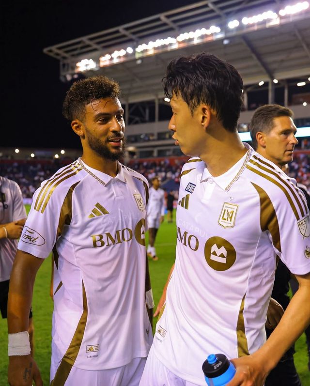 LAFC 손흥민(오른쪽)이 10일(한국시간) 일리노이주 시트긱 스타디움에서 열린 시카고 파이어와 미국 MLS 원정경기를 마친 뒤 팀동료인 드니 부앙가와 대화하고 있다. 사진출처｜LAFC 페이스북