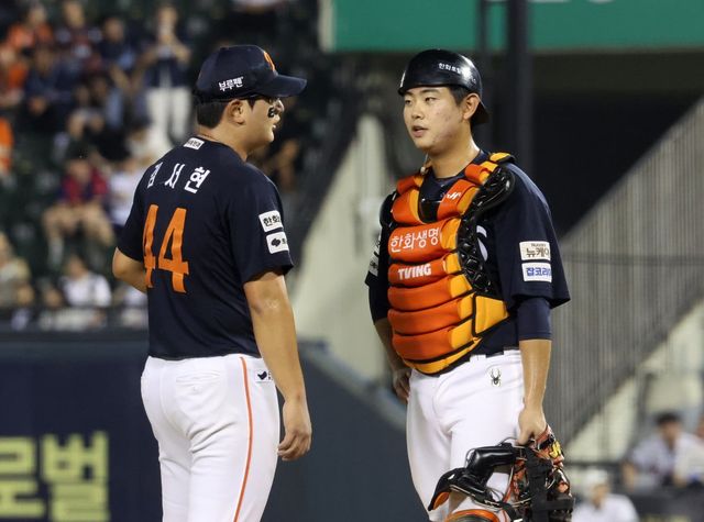 한화 김서현(왼쪽)은 후반기 9경기에서는 1패1홀드3세이브 ERA 9.72로 흔들리고 있다. 팀은 7일 LG에 리드 선두를 내줬다.｜뉴시스