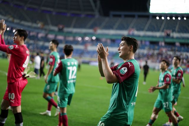 대전하나시티즌 주민규가 10일 대전월드컵경기장에서 열린 수원FC와 K리그1 홈경기에서 시즌 11호골을 터트려 팀의 3-2 재역전승에 기여한 뒤 홈팬들을 향해 박수를 치고 있다. 사진제공｜한국프로축구연맹