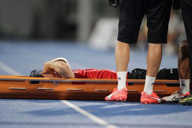 강원 김동현이 9일 강릉하이원아레나에서 열린 김천과 K리그1 25라운드 홈경기 도중 오른 무릎 부상을 당한 뒤 들것에 실려 그라운드 밖으로 나와 괴로워하고 있다. 사진제공｜한국프로축구연맹