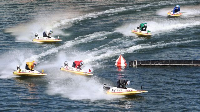미사경정장에서 출전 선수들이&nbsp;2턴 마크에서 경합을 벌이고 있다. 사진제공 | 국민체육진흥공단