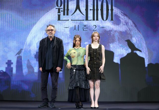 [서울=뉴시스] 김혜진 기자 = 팀 버튼(왼쪽부터) 감독, 배우 제나 오르테가, 에마 마이어스가 11일 오전 서울 종로구 포시즌스 호텔에서 열린 넷플릭스(Netflix) 시리즈 ‘웬즈데이’ 시즌2 기자간담회에서 포즈를 취하고 있다. 2025.08.11. jini@newsis.com