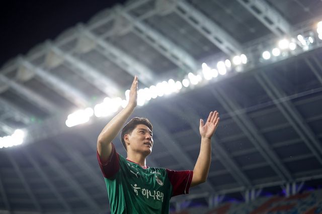 대전하나시티즌 주민규가 10일 대전월드컵경기장에서 열린 수원FC와 K리그1 홈경기에서 시즌 11호골을 터트려 팀의 3-2 재역전승에 기여한 뒤 홈팬들과 승리의 세리머니를 하고 있다. 사진제공｜한국프로축구연맹