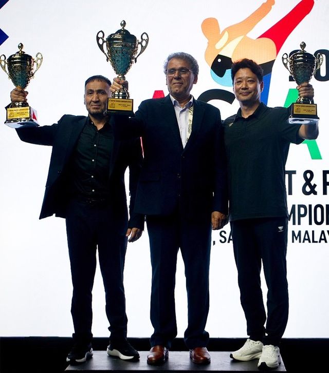 대한민국 장애인태권도 국가대표 선수단이 ‘제10회 아시아장애인태권도선수권대회’에서 첫 종합 3위를 기념하며 단체로 포즈를 취하고 있다.