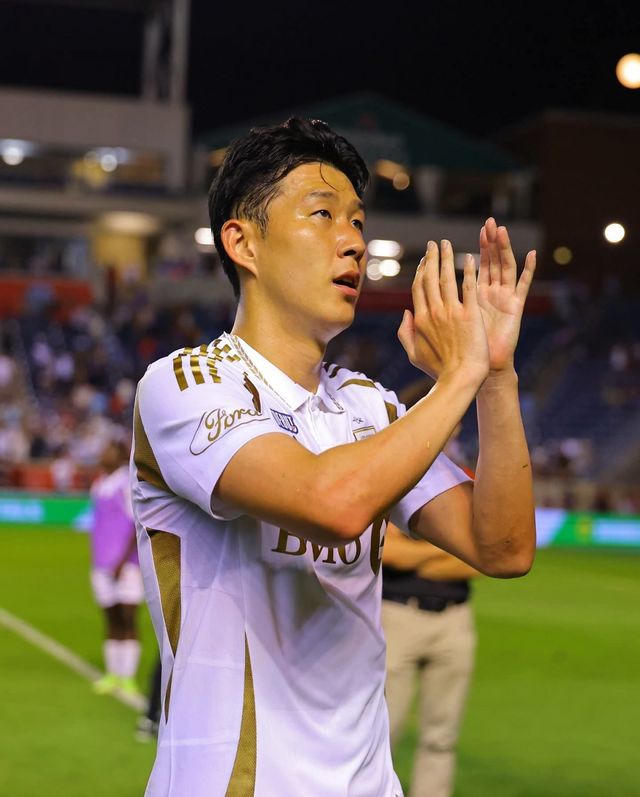 LAFC 손흥민이 10일(한국시간) 일리노이주 시트긱 스타디움에서 열린 미국 MLS 시카고 파이어와 원정경기를 마친 뒤 팬들에게 박수를 보내고 있다. 사진출처｜LAFC 페이스북