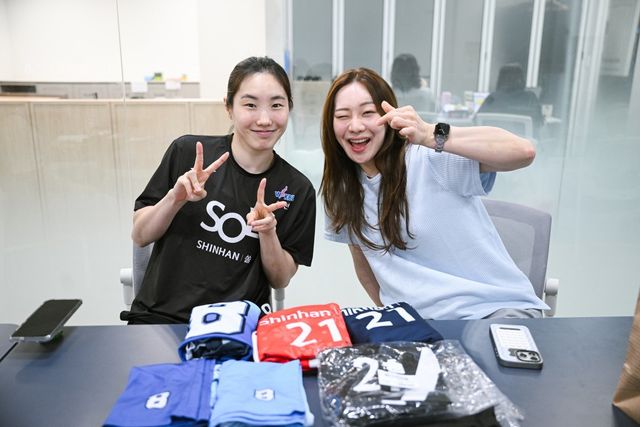 신한은행 김지영(왼쪽), 김진영이 11일 아스트로하이 서울센터에서 열린 ‘WKBL 올-투게더 위크’ 행사에 참가해 포즈를 취하고 있다. 이들은 최윤아 감독 체제로 개편한 신한은행의 변화를 지켜봐달라고 입을 모았다. 사진제공｜WKBL