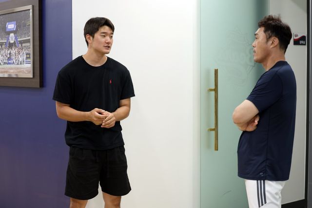 두산 안재석(왼쪽)이 조성환 감독대행과 대화를 나누고 있다. 사진제공｜두산 베어스