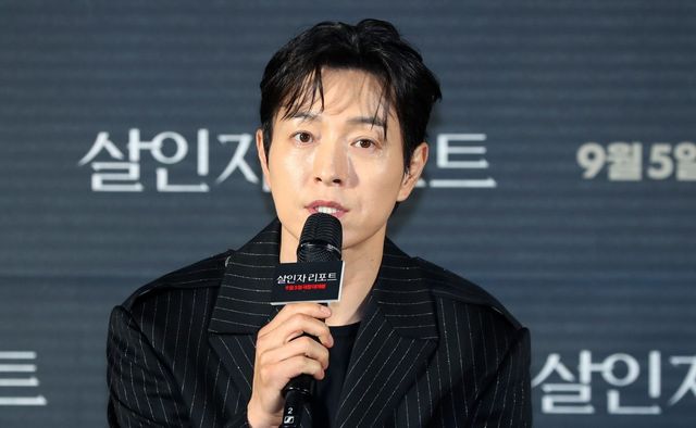 [서울=뉴시스] 김혜진 기자 = 배우 정성일이 12일 오전 서울 용산구 CGV 용산아이파크몰에서 열린 영화 ‘살인자 리포트’(감독 조영준) 제작보고회에서 인사말을 하고 있다. 2025.08.12. jini@newsis.com