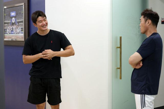 두산 내야수 안재석(왼쪽)이 12일 전역 후 처음으로 1군 엔트리에 등록됐다. 현역 복무 중에도 꾸준히 웨이트트레이닝을 하며 전역 이후를 준비했고, 건강하게 몸무게 15㎏를 늘려 탄탄한 체형으로 변신했다. 두산 내야진의 세대교체가 한창인 가운데 안재석의 포지션에도 관심이 쏠리고 있다. 사진제공｜두산 베어스