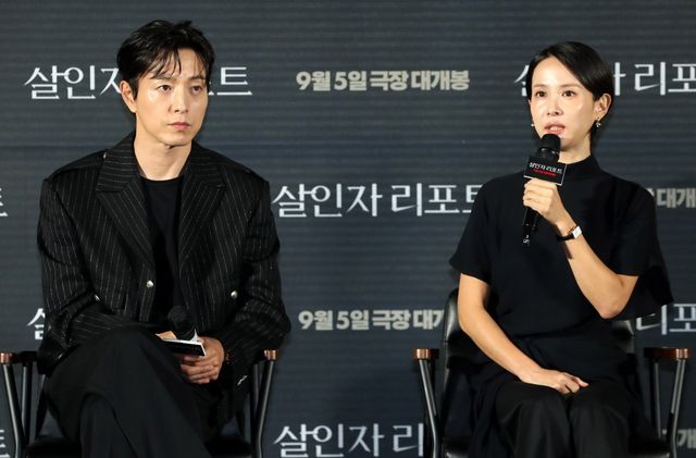 [서울=뉴시스] 김혜진 기자 = 배우 조여정(오른쪽)이 12일 오전 서울 용산구 CGV 용산아이파크몰에서 열린 영화 ‘살인자 리포트’(감독 조영준) 제작보고회에서 영화와 관련된 이야기를 나누고 있다. 2025.08.12. jini@newsis.com