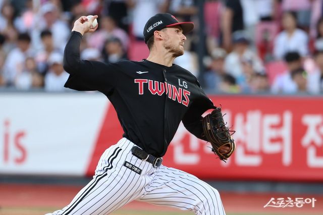 LG 외국인투수 앤더스 톨허스트가 12일 수원KT위즈파크에서 열린 KT와 원정경기에 선발등판해 역투하고 있다. LG는 톨허스트의 7이닝 무실점 역투에 힘입어 KT를 11-2로 제압하고 선두를 더욱 굳건히 했다. 사진제공｜LG 트윈스