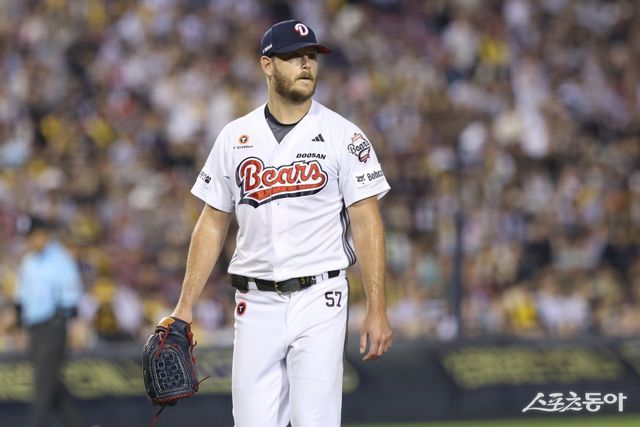 두산 외국인투수 콜어빈이 12일 잠실 NC전에 선발등판해 4.1이닝 동안 104구를 던지며 5안타 1홈런 7볼넷 7탈삼진 3실점을 기록했다. 4경기째 승리가 없다. 사진제공｜두산 베어스