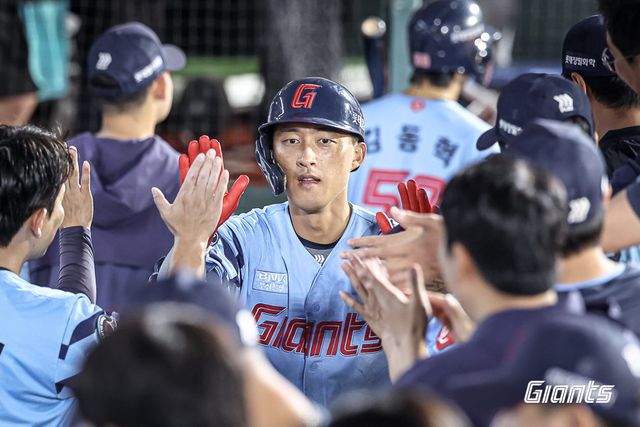 롯데 노진혁이 10일 사직구장에서 열린 SSG전 9회말 좌월 솔로포를 터트린 뒤 덕아웃에서 동료들의 축하를 받고 있다. 사진제공｜롯데 자이언츠