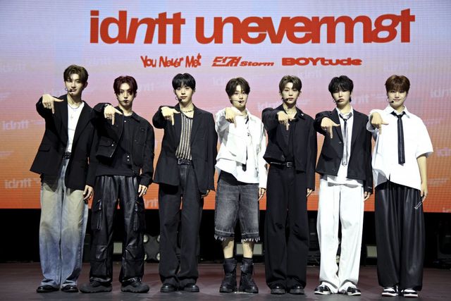 24인조 보이 그룹 아이덴티티가 트리플에스의 ‘다인원 그룹’의 성공 신화를 잇기 위해 나선다. 트리플에스의 ‘남동생 그룹’으로도 주목받는 아이덴티티가 11일 ‘트리플 타이틀’을 내세운 데뷔 앨범을 발매하고 전 세계 케이팝 팬들의 시선을 사로잡았다. 사진제공｜모드하우스