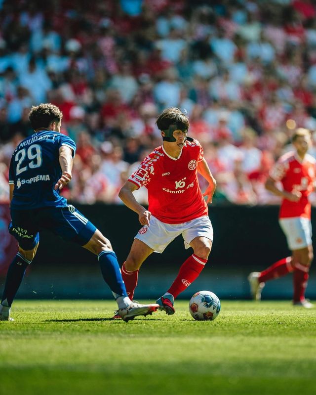 마인츠 이재성(오른쪽)이 10일 홈 경기장에서 열린 스트라스부르와 프리시즌 친선경기에서 드리블 돌파를 하고 있다. 사진출처｜마인츠05 페이스북