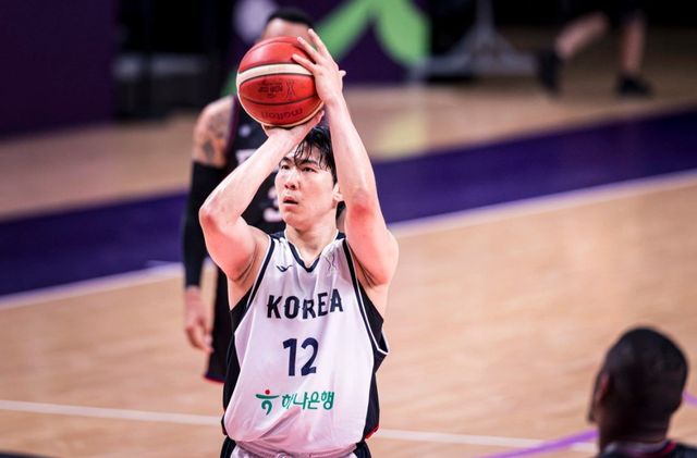 남자농구국가대표팀 포워드 문정현이 12일 괌과 ‘2025 FIBA 아시아컵 남자농구대회’ 8강 진출전에서 슛을 시도하고 있다. 이날 문정현은 18점·8리바운드의 활약으로 대표팀의 99-66 승리를 이끌었다. 대표팀은 14일 중국과 8강전을 치른다. 사진제공｜FIBA
