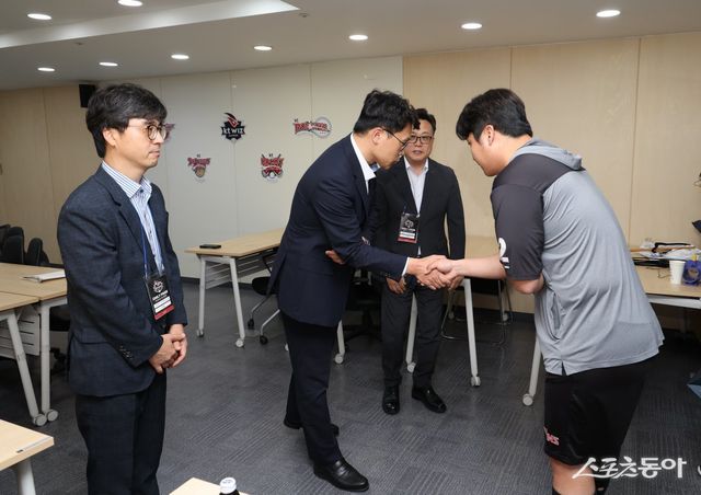 LG 문보경(오른쪽)이 12일 수원KT위즈파크에서 한화 편파 중계 도중 자신의 타격 준비 동작을 장애에 빗댄 TJB 관계자들의 사과를 받고 있다. 사진제공｜LG 트윈스