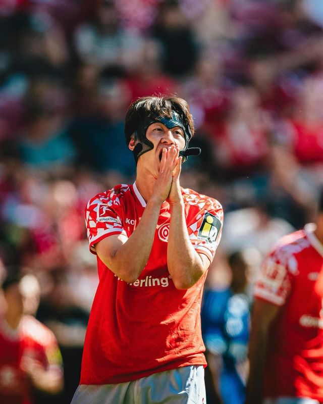 마인츠 이재성(오른쪽)이 10일 홈 경기장에서 열린 스트라스부르와 프리시즌 친선경기에서 드리블 돌파를 하고 있다. 사진출처｜마인츠05 페이스북