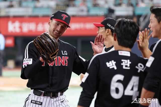 LG 외국인투수 앤더스 톨허스트(왼쪽)가 12일 수원KT위즈파크에서 열린 KT와 원정경기에 선발등판해 7이닝 무실점 역투를 펼친 뒤 동료들과 손뼉을 마주치고 있다. 사진제공｜LG 트윈스