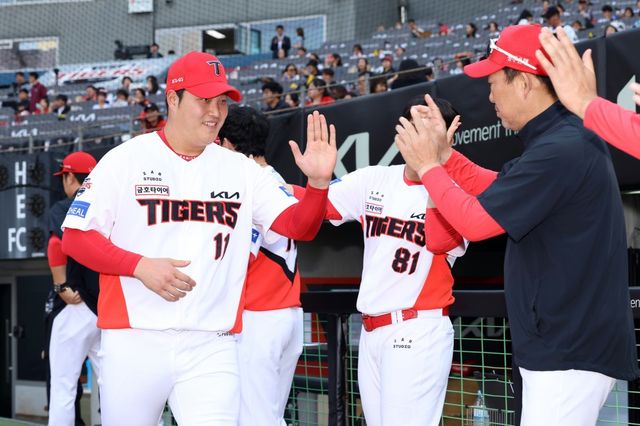 KIA 조상우(왼쪽)는 열흘간의 재정비를 끝내고 10일 1군에 복귀했다. 그는 후반기 부진을 털어내고 불펜진에 활력을 불어넣어야 한다. 사진제공｜KIA 타이거즈