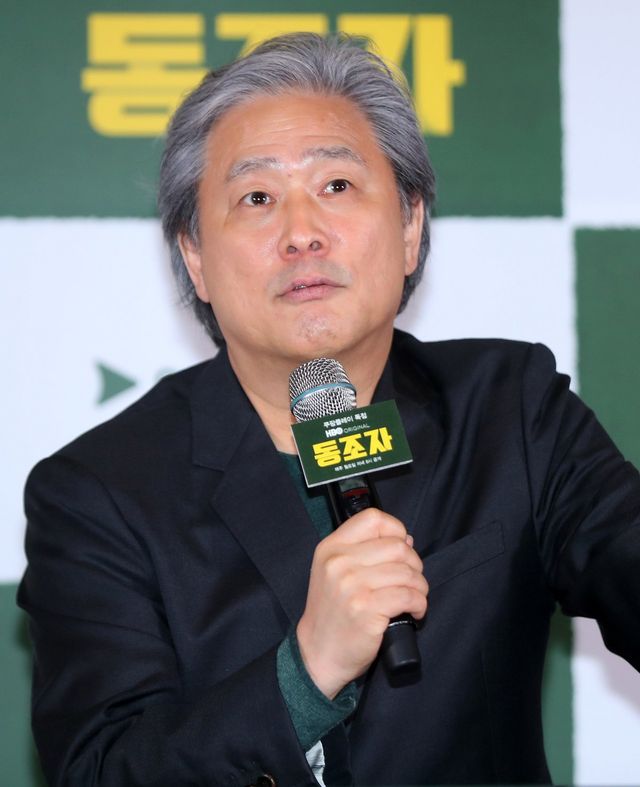 [서울=뉴시스] 김혜진 기자 = 박찬욱 감독이 18일 오후 서울 강남구 메가박스 코엑스에서 열린 HBO 오리지널 ‘동조자’ 언론시사회에서 인사말을 하고 있다. 2024.04.18. jini@newsis.com